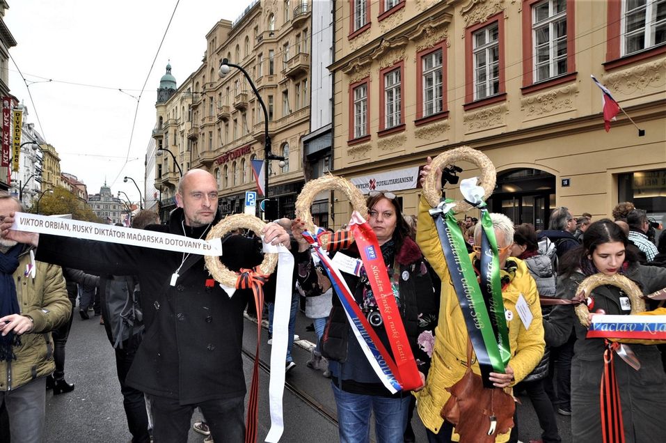 Spolek Kaputin, postrach oslav: Šéfuje jim Hilšerův kámoš, vyhazují květiny a dělají galerii hanby